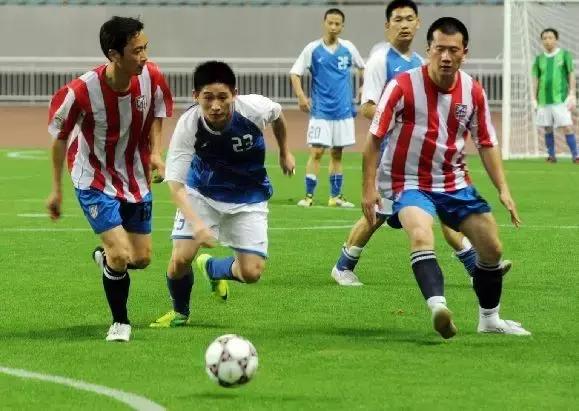 足球踢小场的技巧,小场地足球训练方法