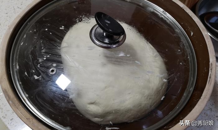 炸蓬松酥脆油条到底加不加酵母,炸油条要怎么发面才能炸出油条来