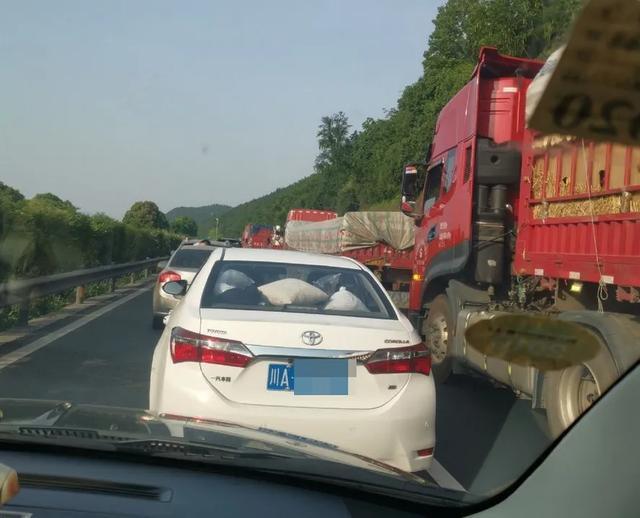 中国沙漠修公路发现一个村,中国花50亿买下沙漠在哪里