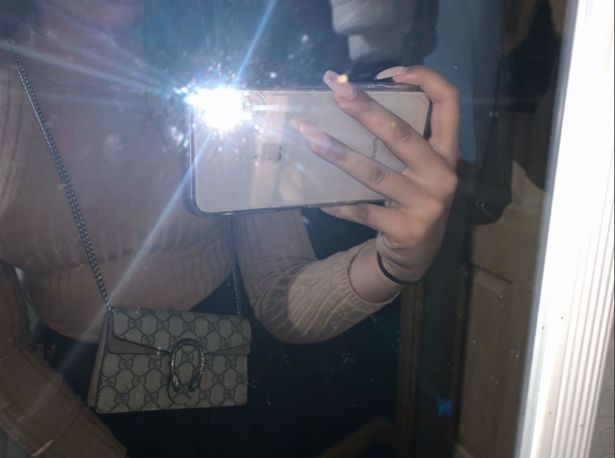 员工晒老板奖的名牌包，英国公司收到大量求职申请，网友疑是套路