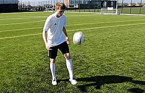 初学者足球颠球教学视频,单脚足球颠球教学初学者