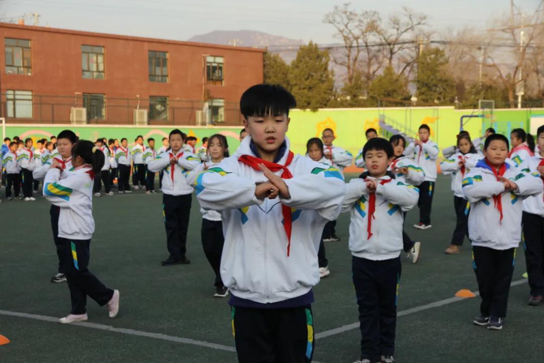 寒冷的冬夜挡不住奔跑脚步,寒冷挡不住小朋友的运动热情