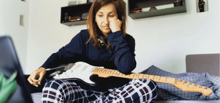 我用这把吉他，圆了青*梦春**