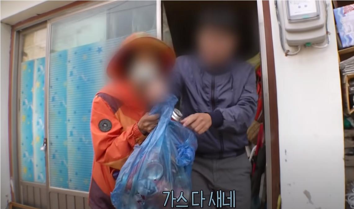 韩国老太独居深山40年,囤积癖老人去世