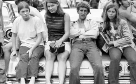 ComicsComix一个字母的区别让米奇酗酒,米妮嗑*肥药减**搞外遇?