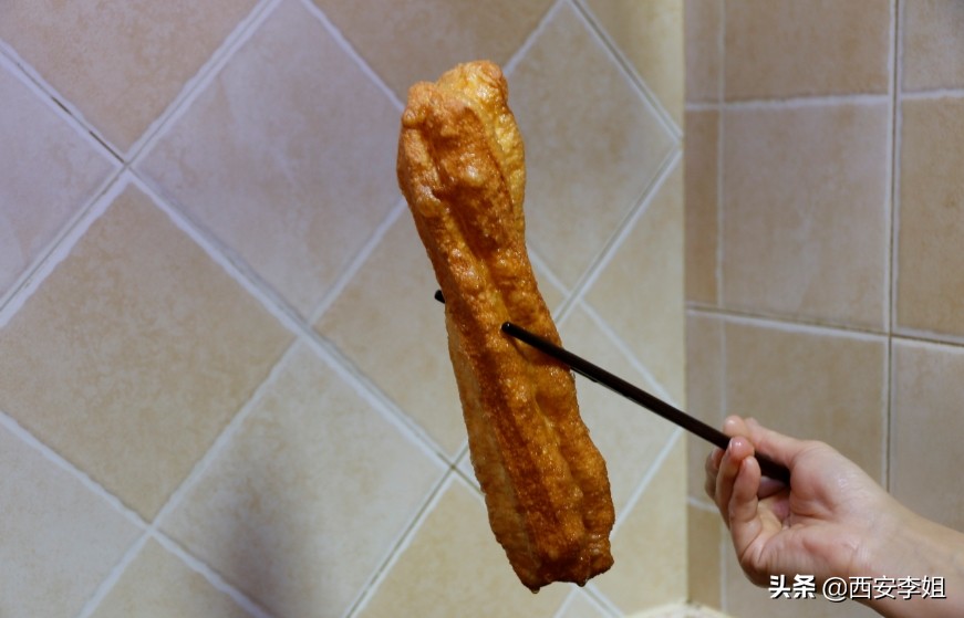 快速家庭炸油条的做法和配方,李姐油条的制作方法视频