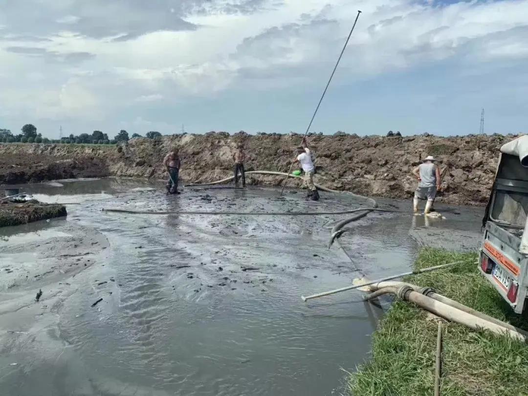 海边捡瓶子赚钱,国外捡蜜蜡