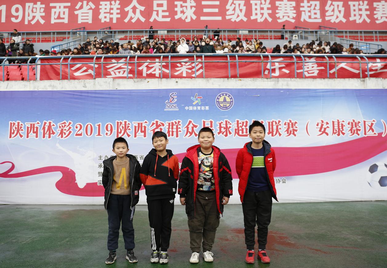 安康少年足球,体育场上踢球的小男孩