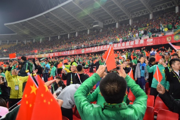 中国球迷赛前唱国歌,足球赛场中国球迷高唱我爱你中国