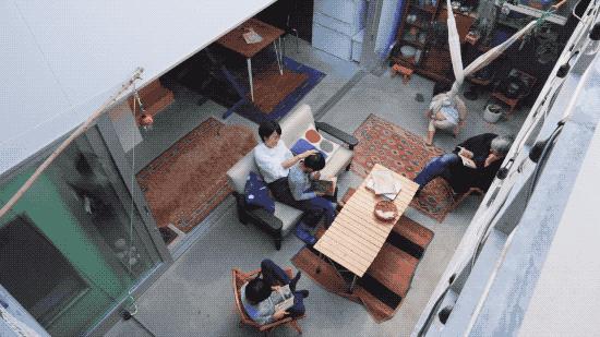 他在市中心建了一座房，38㎡住一家五口，居然没屋顶？