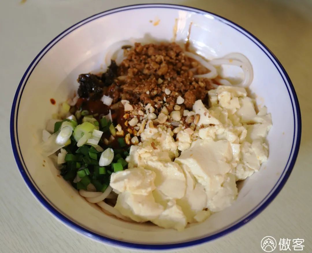 终于吃到超好吃的凉米线,一碗凉米线就能很满足