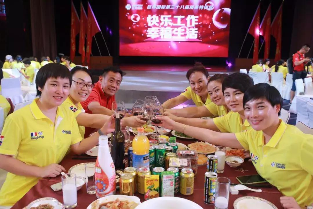 巨邦快乐集结号丨看见了，其中一艘游艇上，是我们的船长大舅哥