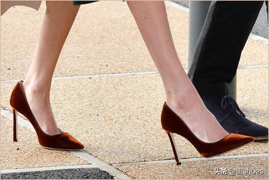 梅根穿的什么牌子高跟鞋,梅根王妃尖头红底高跟鞋图片