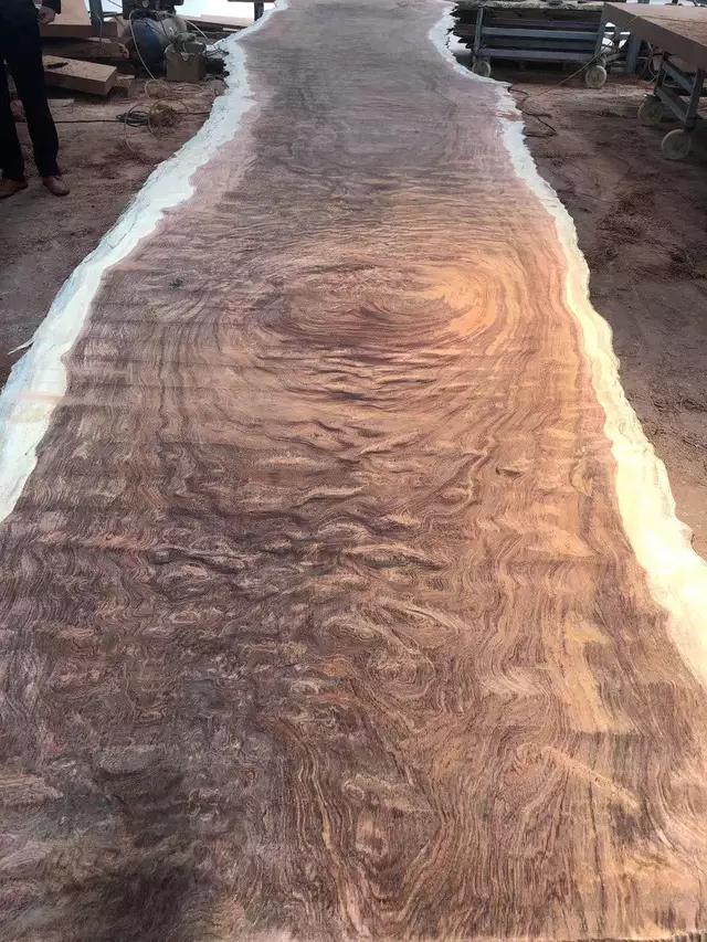 暗访广东天价大板生产基地，原料全是称斤拉木头，富豪还排队来买