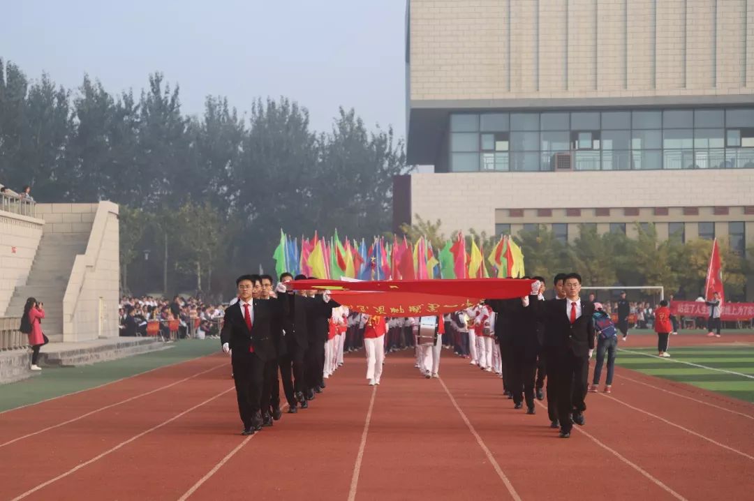 聊城一中运动会5000米,聊城一中运动会闭幕式班旗飞舞