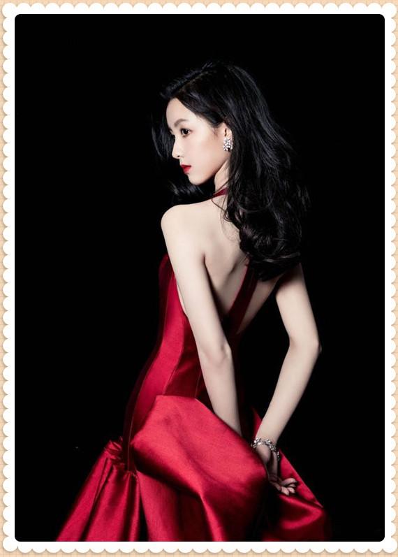 陈都灵红裙大波浪仿妆,陈都灵港风大变样