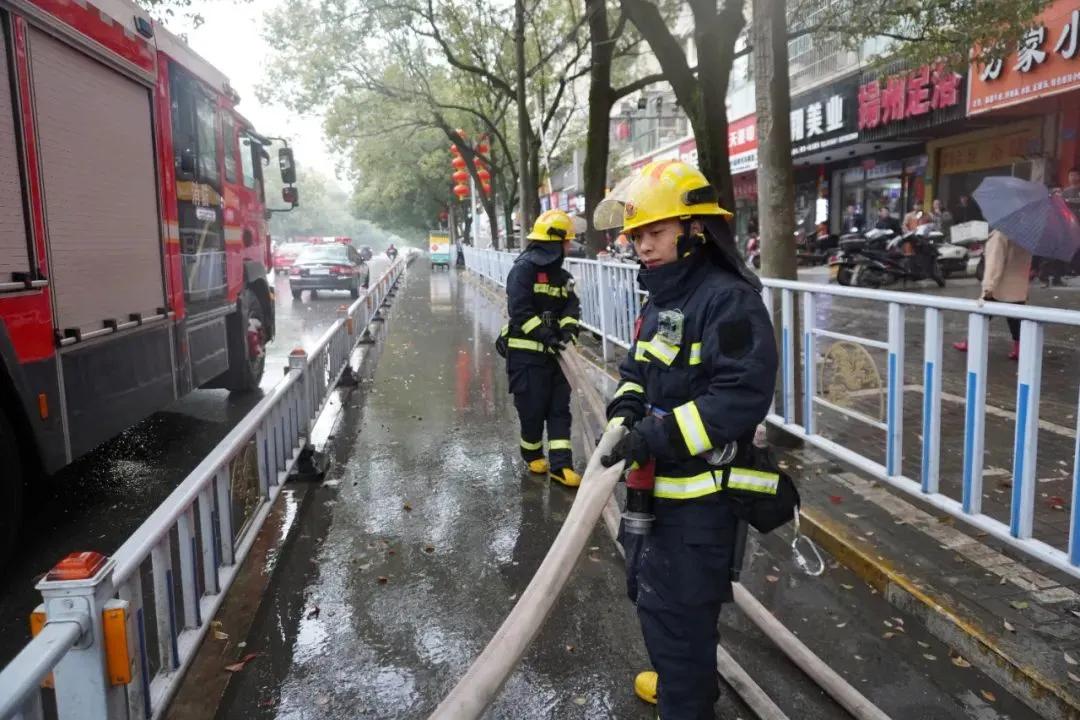 吓人！江西街头一高压线起火，火花四溅，直击现场