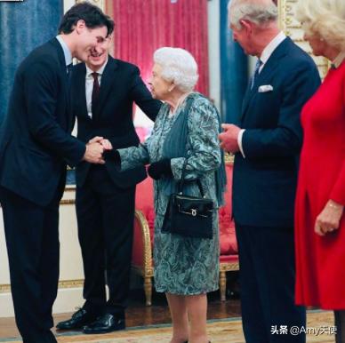 伊丽莎白女王教程,伊丽莎白二世女王年轻穿衣风格