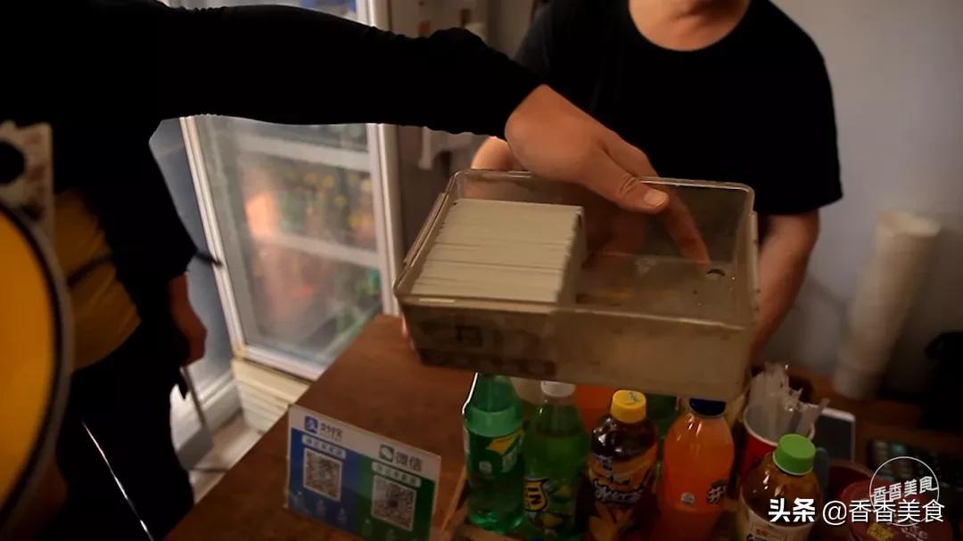 网传一天卖1000碗的米皮店，我们忍不住好奇心测了测