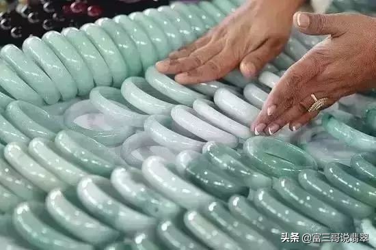 价值上亿的翡翠你知道几个呢,翡翠市场几十块钱的翡翠