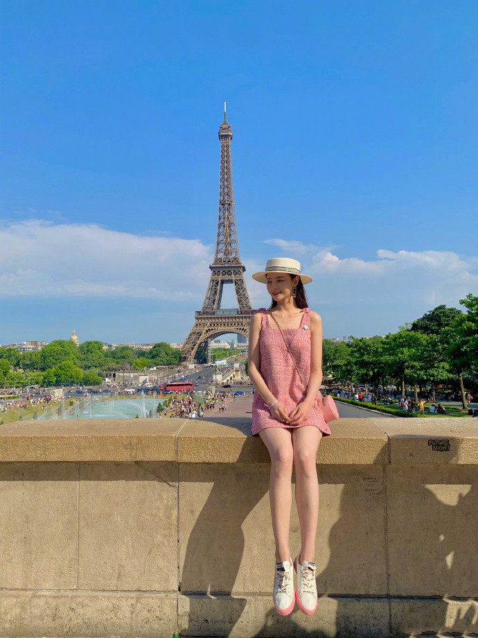 杜海涛沈梦辰幸福美满手牵手,杜海涛穿绿色风衣和沈梦辰写真
