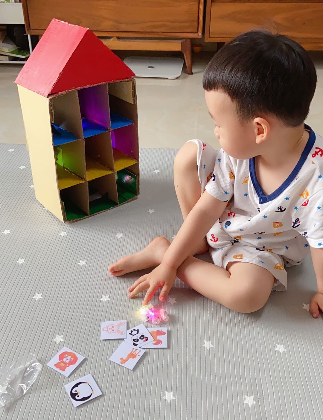 废纸箱可以做什么玩具,不用的废纸箱如何给孩子做玩具