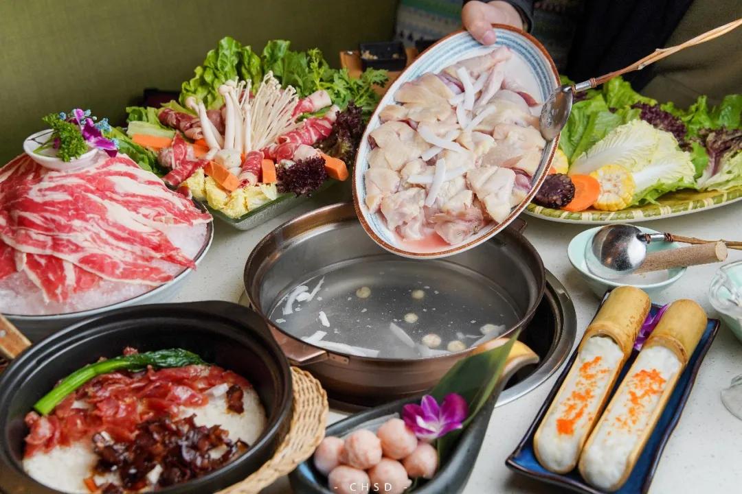 椰椰椰！这家人气椰子鸡专门店，光是汤底就喝饱了