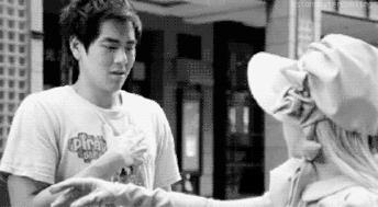 混血肌肉男模被“硬核阿姨”袭胸？她们做了我不敢做的事！