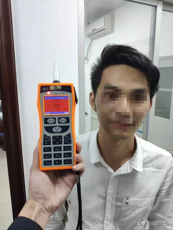 男子开车撞倒保安,男子骑车险被铁门砸到