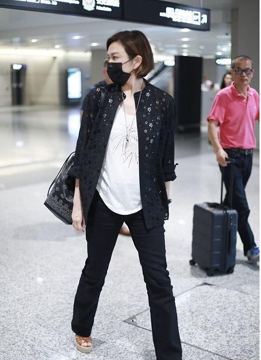 56岁关之琳穿裤裙现身机场,关之琳穿搭太高调了荧光绿针织裙