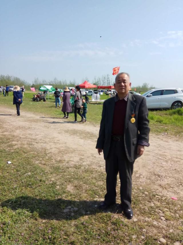 三尺讲台，万丈豪情——记监利名师刘奇平