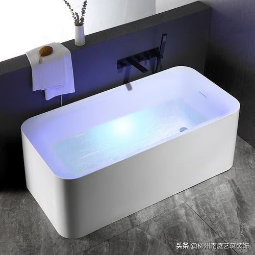 亚克力浴缸跟木桶浴缸哪个更耐用,toto的frp浴缸跟亚克力浴缸区别