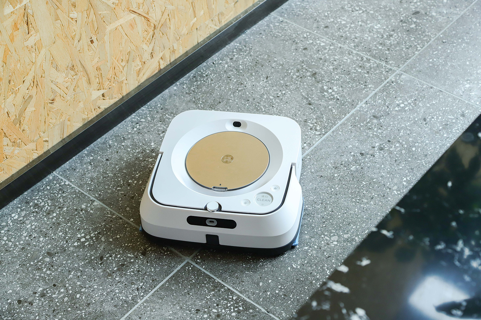 自带眼睛还有嘴，喷水式擦地机器人效果实测