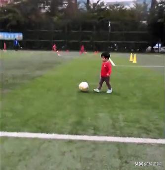足球体现体育精神的一面,其实足球是一种很好的教育