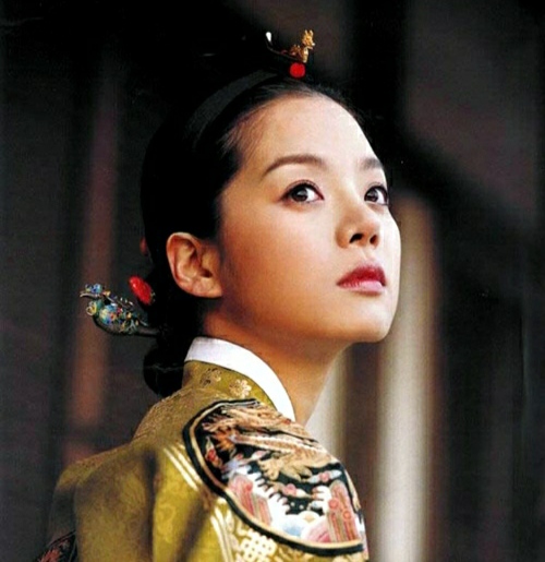 有哪些明星是朝天鼻,塌鼻好看的明星