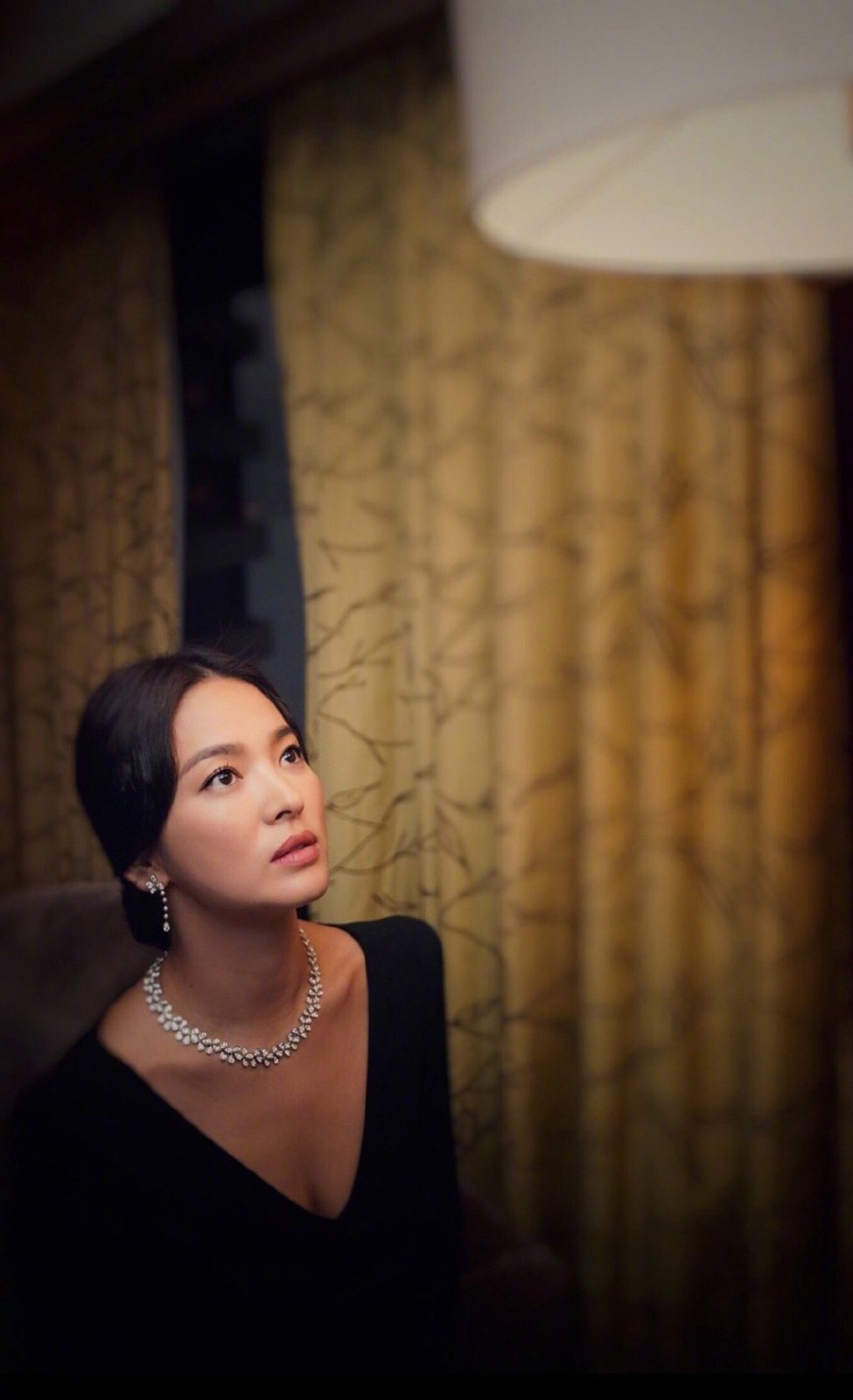 宋慧乔身穿深v白裙亮相上海,宋慧乔一袭黑裙亮相金像奖现场