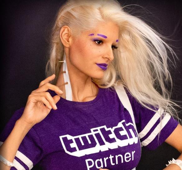 加拿大女孩爱玩人体彩绘，无需特效即把自己变成超级英雄和恶棍