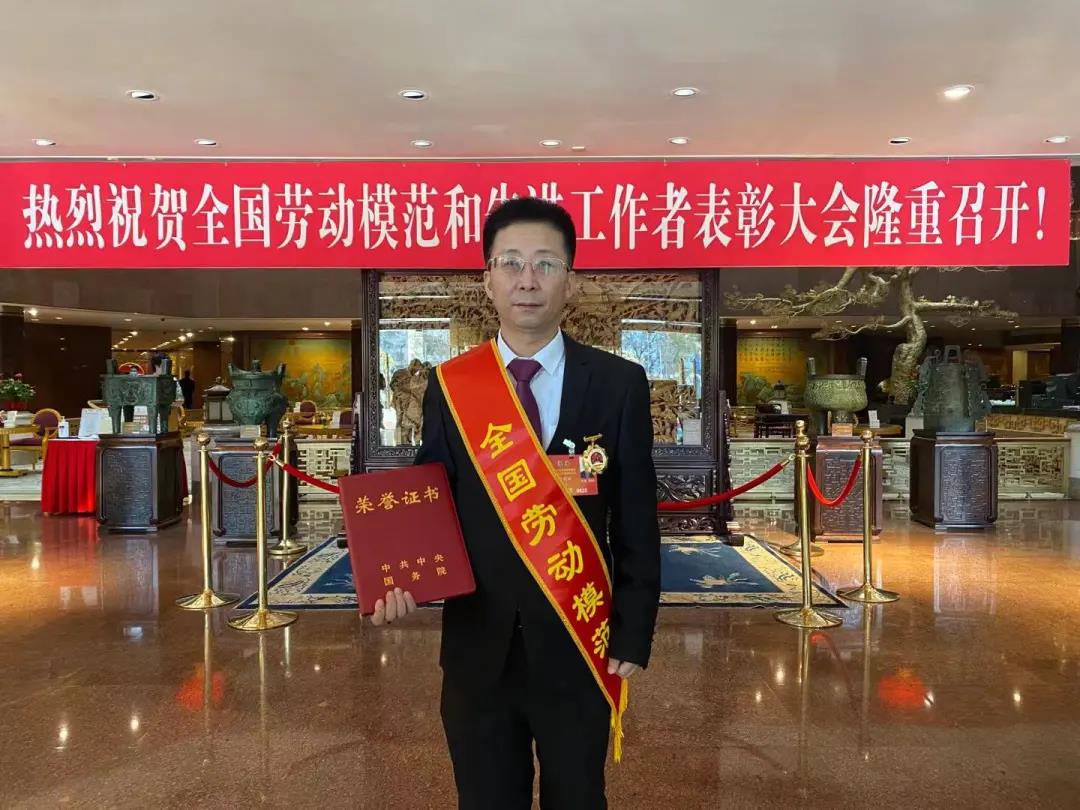 被央视点名表扬的4位明星,被央视点名的三个人