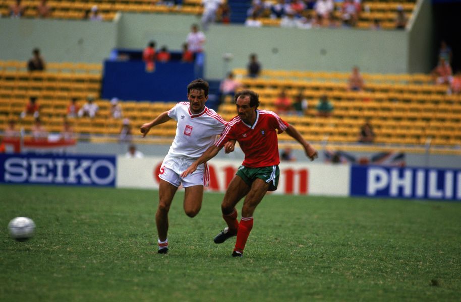 红衣配绿裤,足球红色衣服应该穿什么裤子