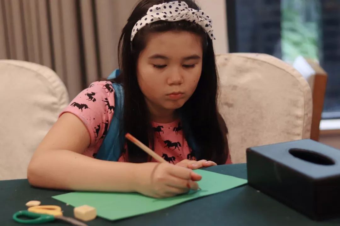 番薯汉桥夏令营进行时|书法剪纸绘画设计篮球和吃西瓜比赛