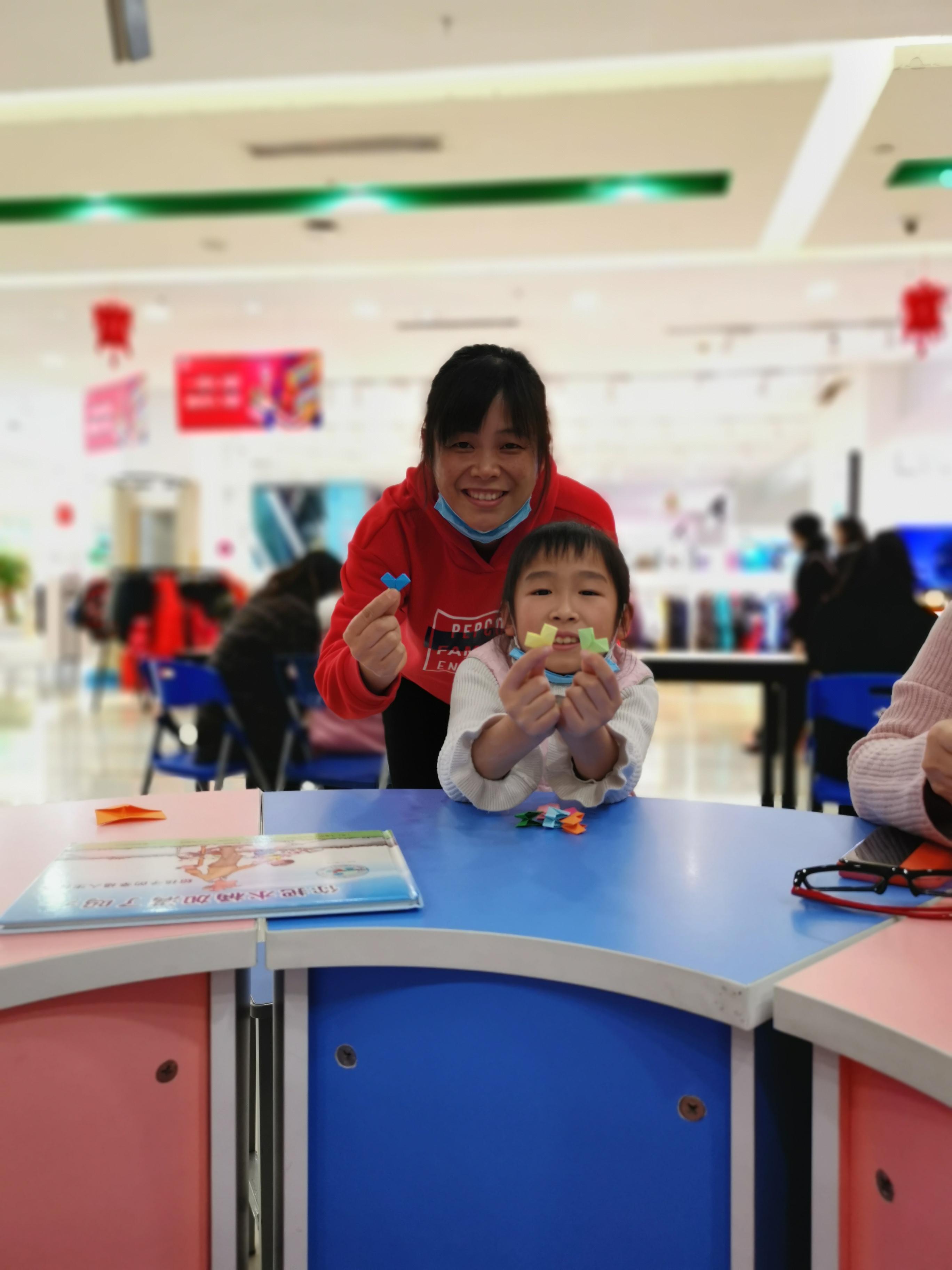 心连心传递爱--《爱心连环彩虹桥》亲子纸艺DIY公益活动举办