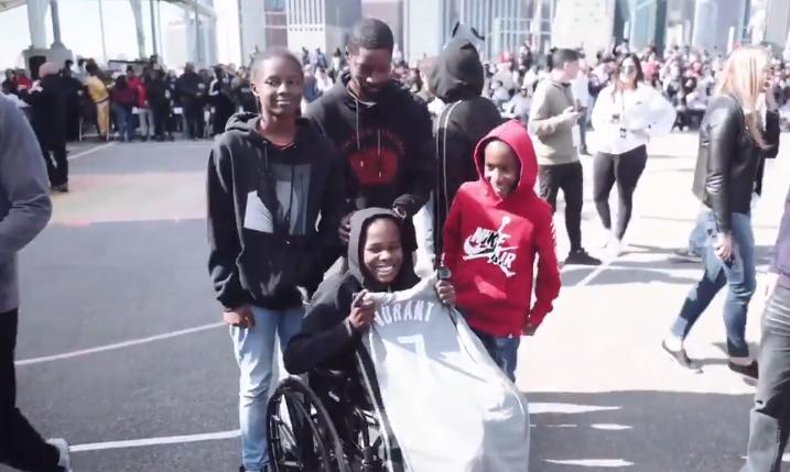 欧文杜兰特场边穿西装观战,欧文杜兰特篮网球衣亮相