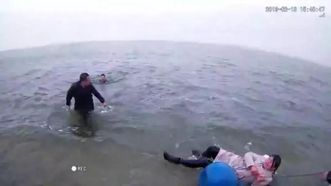 晚上开车弹烟头侧翻,司机被弹烟头