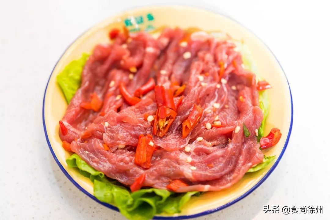 徐州闹市一角，还原了80年代的市井范儿！笸箩上菜，98元吃17样！