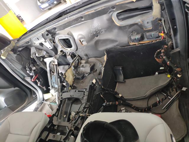 奔驰r350发动机后部漏水维修案例,奔驰r350最外侧水箱怎么拆解