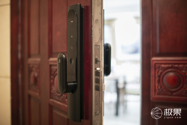 经常忘记自己锁门,智能门锁被锁定怎么解锁