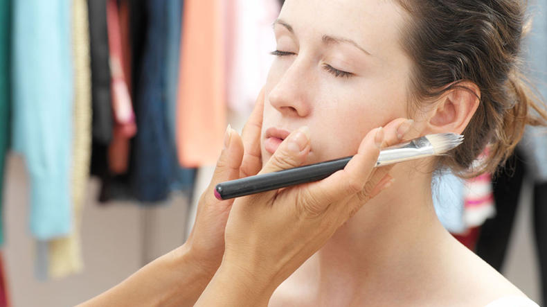 涂隔离霜如何让皮肤看起来不容易,隔离霜不能抹在哪