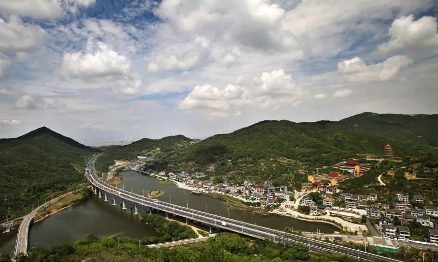 践“三能”创“国枫”丨金塘派出所：舟山桥头堡上“枫景线”