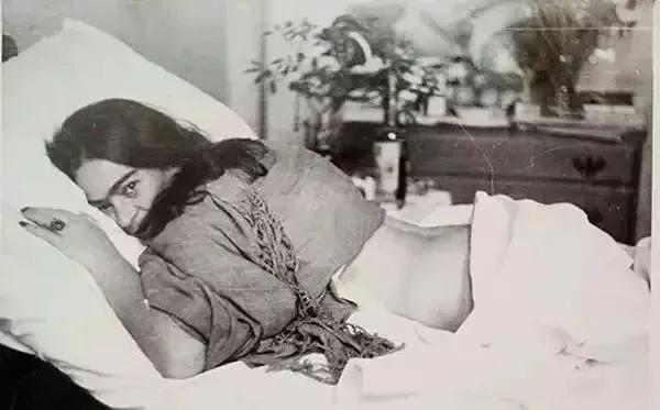 她是最有名的“荡妇”，身体残破不堪，却用画笔画出尖刻的爱情