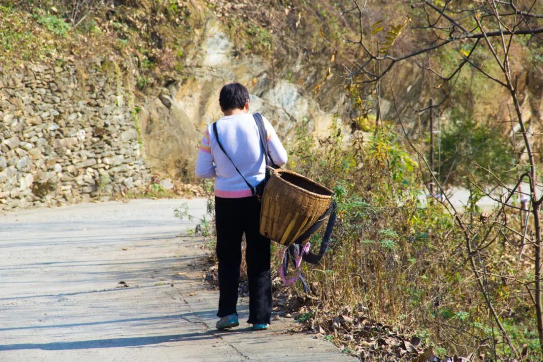 寻访秦岭龙潭村，背篓都是背在背上，这位大婶为何将其挎在腰间？